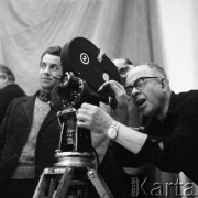 Październik 1966, Warszawa, Polska.
Leonard Zajączkowski, operator Polskiej Kroniki Filmowej, podczas kręcenia filmu w galerii sztuki.
Fot. Romuald Broniarek/KARTA