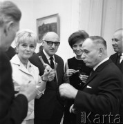 Październik 1966, Warszawa, Polska.
Polscy i radzieccy filmowcy na spotkaniu w ambasadzie radzieckiej, z lewej stoją: aktorka Lucyna Winnicka i jej mąż reżyser Jerzy Kawalerowicz, z prawej ambasador ZSRR Awierkij Aristow.
Fot. Romuald Broniarek/KARTA