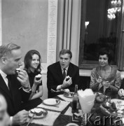 Październik 1966, Warszawa, Polska.
Polscy i radzieccy filmowcy na spotkaniu w ambasadzie radzieckiej, w środku siedzi Mieczysław Kalenik, z prawej Lidia Korsakówna.
Fot. Romuald Broniarek/KARTA