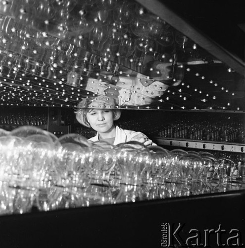 Grudzień 1966, Warszawa, Polska.
Pracownica Zakładów Wytwórczych Lamp Elektrycznych im. Róży Luksemburg.
Fot. Romuald Broniarek/KARTA
