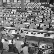 Grudzień 1966, Warszawa, Polska.
Pracownicy w hali produkcyjnej Zakładów Wytwórczych Lamp Elektrycznych im. Róży Luksemburg.
Fot. Romuald Broniarek/KARTA