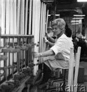 Grudzień 1966, Warszawa, Polska.
Pracownica Zakładów Wytwórczych Lamp Elektrycznych im. Róży Luksemburg.
Fot. Romuald Broniarek/KARTA