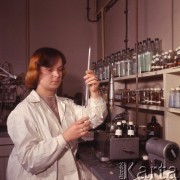 Styczeń 1967, Warszawa, Polska.
Pracownica laboratorium Fabryki Kosmetyków 