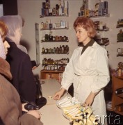 Styczeń 1967, Warszawa, Polska.
Zakupy w sklepie kosmetycznym - klientki i sprzedawczyni.
Fot. Romuald Broniarek/KARTA