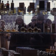 Styczeń 1967, Warszawa, Polska.
Klientki zaglądają przez szybę do sklepu kosmetycznego.
Fot. Romuald Broniarek/KARTA