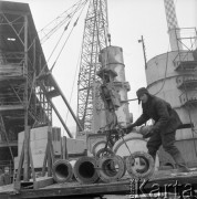 Luty 1967, Tarnobrzeg, Polska. 
Odkrywkowa kopalnia siarki, robotnik na platformie.
Fot. Romuald Broniarek/KARTA
