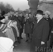 Marzec 1967, Warszawa, Polska.
Walter Ulbricht, przewodniczący Rady Państwa Niemieckiej Republiki Demokratycznej, podczas spotkania z dziećmi przy Grobie Nieznanego Żołnierza.
Fot. Romuald Broniarek/KARTA