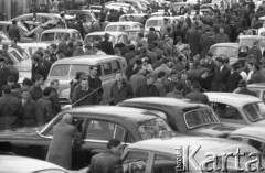 Marzec 1967, Warszawa, Polska.
Giełda samochodowa przy ulicy Dzikiej.
Fot. Romuald Broniarek/KARTA