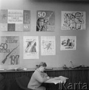 Marzec 1967, Białystok, Polska.
Wystawa rysunków i plakatów dotyczących Rewolucji Październikowej w wojewódzkiej siedzibie Towarzystwa Przyjaźni Polsko-Radzieckiej.
Fot. Romuald Broniarek/KARTA