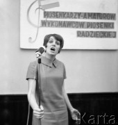 1967, Warszawa, Polska.
VI Ogólnopolski Konkurs Piosenkarzy Amatorów Wykonawców Piosenki Radzieckiej - dziewczyna przy mikrofonie.
Fot. Romuald Broniarek/KARTA