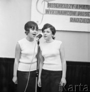 1967, Warszawa, Polska.
VI Ogólnopolski Konkurs Piosenkarzy Amatorów Wykonawców Piosenki Radzieckiej - dwie dziewczynki przy mikrofonie.
Fot. Romuald Broniarek/KARTA