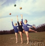 Kwiecień 1967, Warszawa, Polska.
Ćwiczenia studentek Akademii Wychowania Fizycznego - sesja fotograficzna dla tygodnika 