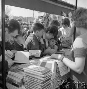 Maj 1967, Warszawa, Polska.
Kiermasz książki przed Pałacem Kultury i Nauki.
Fot. Romuald Broniarek/KARTA