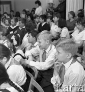 Maj 1967, Warszawa, Polska.
Dom Kultury Radzieckiej - dzieci podczas spotkania z Włodzimierzem Pressem, Grigorijem z serialu 