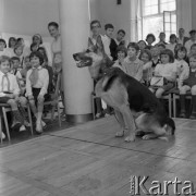 Maj 1967, Warszawa, Polska.
Dom Kultury Radzieckiej - dzieci podczas spotkania z Włodzimierzem Pressem (Grigorijem z serialu 