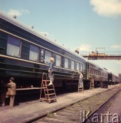 Maj 1967, Poznań, Polska.
Zakłady Przemysłu Metalowego im. H. Cegielskiego, produkcja wagonów kolejowych na eksport do Związku Radzieckiego. Na zdjęciu kobiety myjące wagony.
Fot. Romuald Broniarek/KARTA

