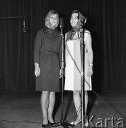Maj 1967, Białystok, Polska.
Koncert piosenki radzieckiej - występy zespołów amatorskich. Na zdjęciu dwie dziewczyny przy mikrofonie.
Fot. Romuald Broniarek/KARTA

