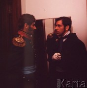 Maj 1967, Warszawa, Polska.
Wiesław Gołas i Zbigniew Zapasiewicz za kulisami Teatru Dramatycznego.
Fot. Romuald Broniarek/KARTA

