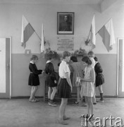 11.06.1967, Warka, Polska.
Szkoła podstawowa im. Kazimierza Pułaskiego, grupa uczennic przed portretem patrona szkoły.
Fot. Romuald Broniarek/KARTA