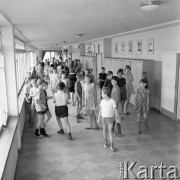 11.06.1967, Warka, Polska.
Szkoła podstawowa im. Kazimierza Pułaskiego, uczniowie na korytarzu podczas przerwy.
Fot. Romuald Broniarek/KARTA