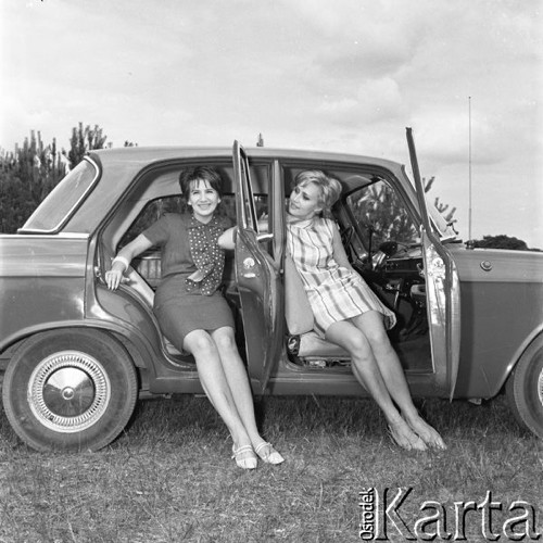 Lipiec 1967, Polska.
Dwie dziewczyny w 