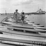 Lipiec 1967, Polska.
Dwie dziewczyny w strojach kąpielowych na tle kajaków na brzegu Zalewu Zegrzyńskiego, w tle statek wycieczkowy.
Fot. Romuald Broniarek/KARTA