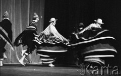 Sierpień 1967, Warszawa, Polska.
Występy argentyńskiego Zespołu Pieśni i Tańca - tancerze na scenie.
Fot. Romuald Broniarek/KARTA