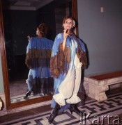 Sierpień 1967, Warszawa, Polska.
Tancerka argentyńskiego Zespołu Pieśni i Tańca przed lustrem na korytarzu w Pałacu Kultury i Nauki.
Fot. Romuald Broniarek/KARTA