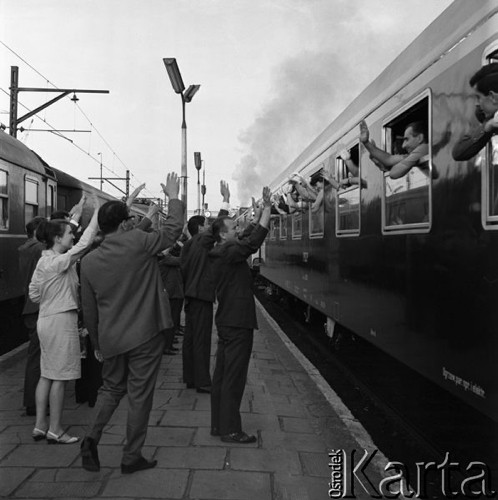 Lipiec 1967, Warszawa, Polska.
Dworzec Gdański, pożegnanie ormiańskiej delegacji.
Fot. Romuald Broniarek/KARTA