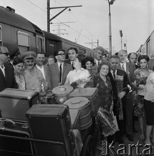 Lipiec 1967, Warszawa, Polska.
Dworzec Gdański, pożegnanie ormiańskiej delegacji.
Fot. Romuald Broniarek/KARTA
