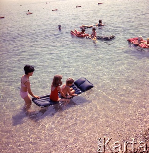 Sierpień 1967, Jugosławia
Turyści opalają się na plaży nad Adriatykiem.
Fot. Romuald Broniarek/KARTA