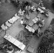 Sierpień 1967, Jugosławia
Ludzie czytający gazety w parku miejskim.
Fot. Romuald Broniarek/KARTA