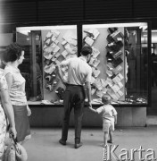 Sierpień 1967, Jugosławia
Mężczyzna z dzieckiem ogląda koszule na wystawie sklepu.
Fot. Romuald Broniarek/KARTA