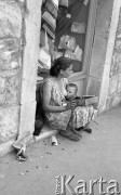 Sierpień 1967, Split, Jugosławia
Kobieta karmi dziecko piersią na ulicy.
Fot. Romuald Broniarek/KARTA