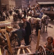 Sierpień 1967, Jugosławia
Grupa ludzi na wozie.
Fot. Romuald Broniarek/KARTA