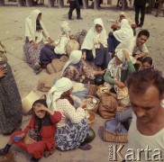 Sierpień 1967, Jugosławia
Wieśniaczki z koszami siedzą na chodniku.
Fot. Romuald Broniarek/KARTA