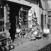Sierpień 1967, Sarajewo, Jugosławia
Chłopiec przed sklepem z rękodziełem.
Fot. Romuald Broniarek/KARTA