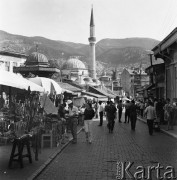 Sierpień 1967, Sarajewo, Jugosławia
Baščaršija – główny bazar w Sarajewie - stragany z rękodziełem na ulicy, w tle wieża minaretu. Z lewej widoczny dach studzienki Sebilj.
Fot. Romuald Broniarek/KARTA