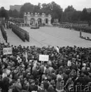 1.09.1967, Warszawa, Polska.
Antyamerykańska manifestacja na Placu Zwycięstwa, w tle Grób Nieznanego Żołnierza.
Fot. Romuald Broniarek/KARTA