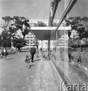 Wrzesień 1967, Schwedt, Niemiecka Republika Demokratyczna (NRD)
Dziewczynka z rowerem na ulicy.
Fot. Romuald Broniarek/KARTA