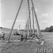 Wrzesień 1967, Lipsk (okolice), Niemiecka Republika Demokratyczna (NRD)
Polscy robotnicy z przedsiębiorstwa Hydrobudowa-6 budują rurociąg w okolicach Lipska.
Fot. Romuald Broniarek/KARTA