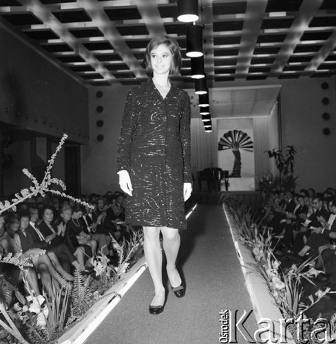 Wrzesień 1967, Berlin, Niemiecka Republika Demokratyczna (NRD)
Pokaz mody damskiej - modelka na wybiegu.
Fot. Romuald Broniarek/KARTA