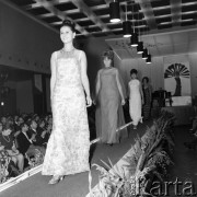 Wrzesień 1967, Berlin, Niemiecka Republika Demokratyczna (NRD)
Pokaz mody damskiej - modelki w sukniach wieczorowych.
Fot. Romuald Broniarek/KARTA