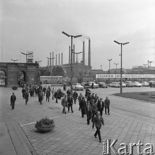 Wrzesień 1967, Kraków Nowa Huta, Polska.
Huta im. Lenina, pracownicy przed bramą zakładu, w tle dymiące kominy. 
Fot. Romuald Broniarek/KARTA