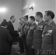 Październik 1967, Warszawa, Polska.
Oficerowie Ludowego Wojska Polskiego odznaczeni Złotymi Odznakami TPPR.
Fot. Romuald Broniarek/KARTA