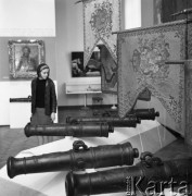 Październik 1967, Warszawa, Polska.
Muzeum Wojska Polskiego - wystawa o Tadeuszu Kościuszko i insurekcji kościuszkowskiej, na pierwszym planie działa.
Fot. Romuald Broniarek/KARTA