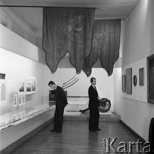 Październik 1967, Warszawa, Polska.
Muzeum Wojska Polskiego - wystawa o Tadeuszu Kościuszko. Na zdjęciu sztandary powstańców.
Fot. Romuald Broniarek/KARTA