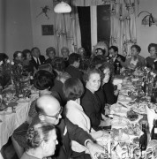 Październik 1967, Warszawa, Polska.
Ślub Wiesławy i Tadeusza Broniarków, goście podczas przyjęcia weselnego.
Fot. Romuald Broniarek/KARTA