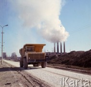 Październik 1967, Wierzbica, pow. Radom, Polska.
Dymiące kominy Cementowni 