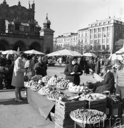 Październik 1967, Kraków, Polska.
Stoisko z jabłkami i orzechami na krakowskim Rynku.
Fot. Romuald Broniarek/KARTA